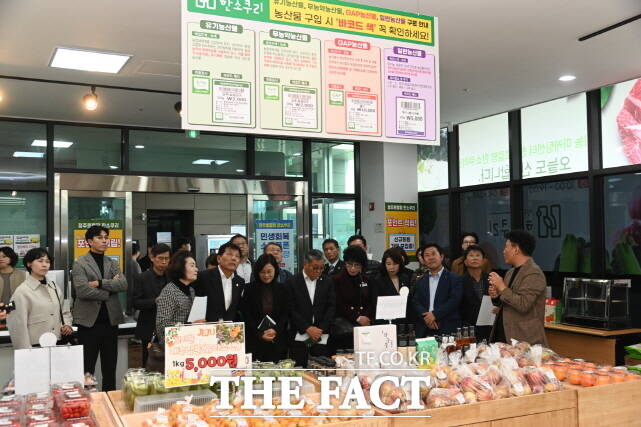 부여군과 의회가 6일 청주시의 유기농산업 복합서비스 지원단지를 방문해 우수정책 사례를 살피고 있다. /부여군