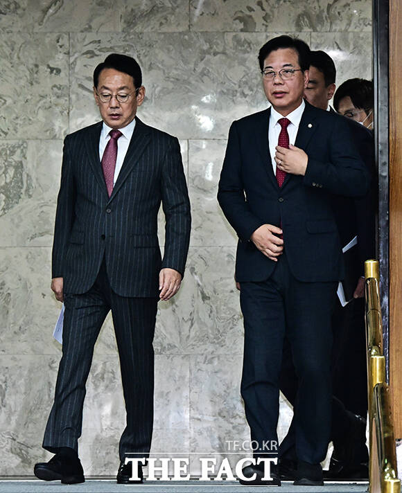 송언석 국민의힘 원내대표(가운데)가 7일 오전 서울 여의도 국회에서 열린 원내대책회의에 참석해 모두발언을 하고 있다. /국회=배정한 기자