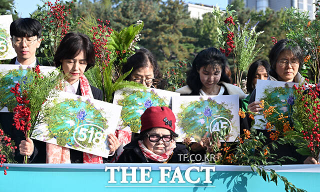 5·18 성폭력 피해자들의 모임 ‘열매’ 회원을 비롯한 참가자들이 7일 서울 서초구 서울중앙지방법원 앞에서 5·18 성폭력 피해자 첫 재판 관련 기자회견을 하며 피해 고인들을 기리며 묵념하고 있다.