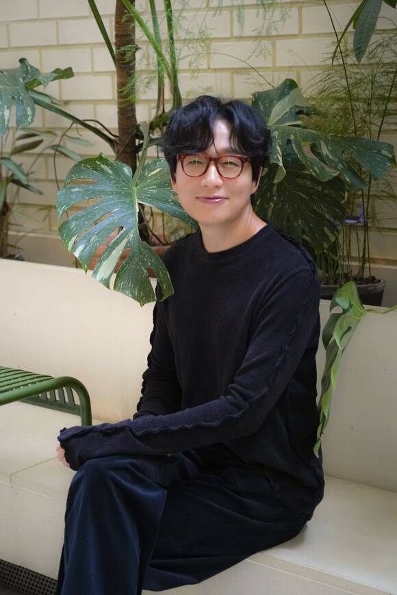 루시드폴은 또 다른 곳에는 지리적으로 다른 위치와 속세를 벗어난 새로운 세계라는 두 가지 의미가 담겨 있다고 설명했다. 실제로 또 다른 곳에는 타국의 뮤지션이 대거 참여했다./안테나