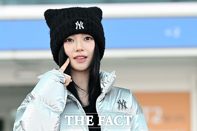 그룹 에스파 카리나가 7일 오전 콘서트 참석 차 인천국제공항을 통해 일본으로 출국하며 포즈를 취하고 있다. /인천국제공항=남용희 기자