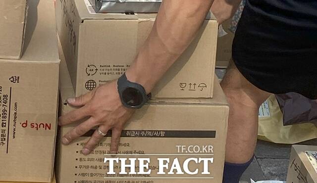 자정부터 새벽 5시까지 이뤄지는 새벽배송 제한을 두고 노동계와 정치권은 물론 시민들 사이에서도 찬반 논쟁이 격화되고 있다. 지난해 8월 14일 오전 서울 시내 한 쿠팡 배송 캠프에서 택배기사가 배송 준비 작업을 하고 있다. /더팩트DB