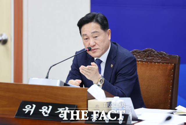지난 5일 강문성 전남도의회 의원이 기획조정실 행정사무감사에서 동부권 항만·수산·교통 인프라 구축의 필요성을 강조하고 있다. /전남도의회