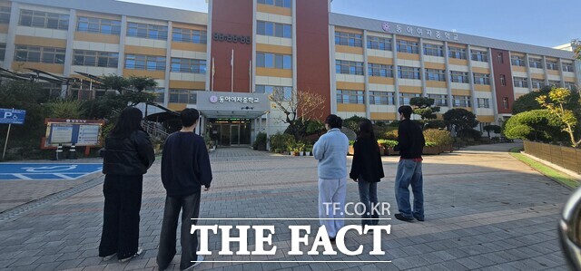 전남대학교 지리학과 학생들이 7일 동아여자중학교에서 드론을 활용해 학교 항공촬영을 실시하고 있다./광주시교육청