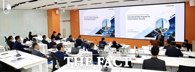 한전KDN과 베트남 전력공사(EVN) 및 EVNICT 관계자들이 6일 광주전남공동혁신도시 한전KDN 본사에서 열린 기술교류회에서 전력ICT 협력 방안을 논의하고 있다./한전KDN