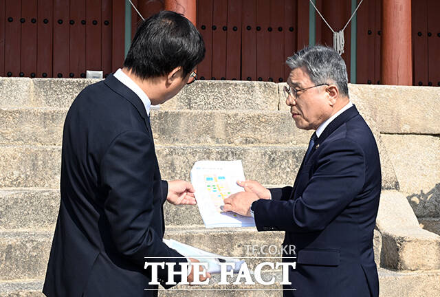 최휘영 문화체육관광부 장관(가운데)이 7일 오후 서울 종로구 종묘 정전 하월대에서 종묘 앞 개발 관련 대법원 판결에 대한 입장을 밝히고 있다. /임영무 기자