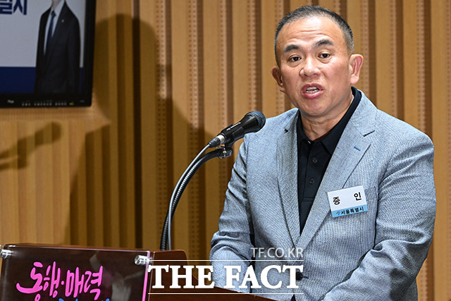 정치브로커 명태균 씨가 지난달 23일 서울 중구 서울시청에서 열린 국회 행정안전위원회의 서울시청에 대한 국정감사에서 증인으로 출석해 의원 질의에 답하고 있다. /남용희 기자