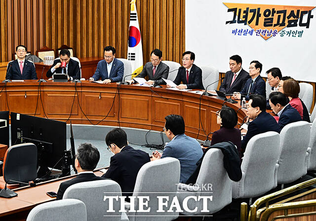 송언석 국민의힘 원내대표(가운데)가 7일 오전 서울 여의도 국회에서 열린 원내대책회의에 참석해 모두발언을 하고 있다. /국회=배정한 기자