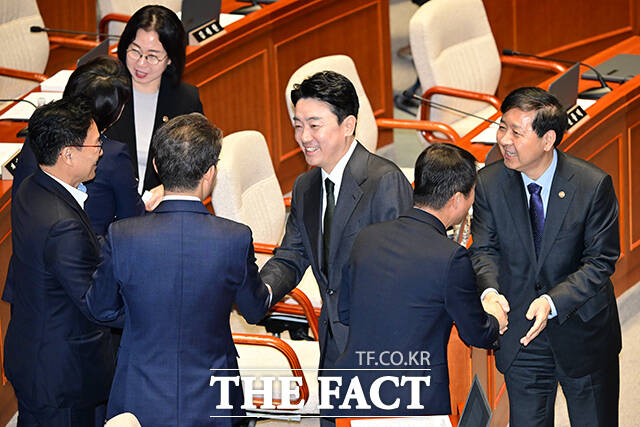 강훈식 실장과 구윤철 부총리가 한병도 위원장 등과 인사를 나누고 있다.