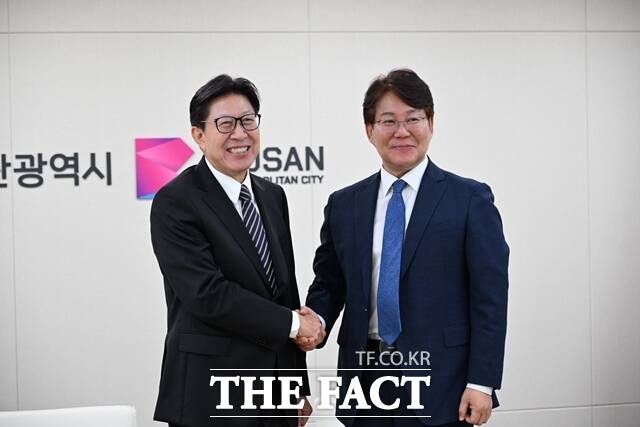 박형준 부산시장과 변성완 더불어민주당 부산시당 위원장. /민주당 부산시당