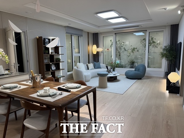 3.3㎡(평)당 분양가는 평균 8484만원으로 분양가상한제 적용 단지 중 역대 최고가다. 전용 59㎡가 최고 21억3100만원, 84㎡가 27억4900만원이다. 사진은 84B 거실 전경. /황준익 기자