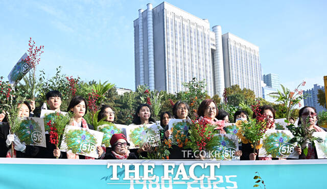 5·18 성폭력 피해자들의 모임 ‘열매’ 회원을 비롯한 참가자들이 7일 서울 서초구 서울중앙지방법원 앞에서 5·18 성폭력 피해자 첫 재판 관련 기자회견을 하며 피해 고인들을 기리며 묵념하고 있다.