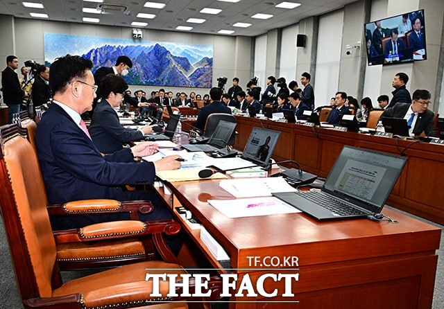 김현지 대통령실 제1부속실장의 출석을 두고 여야가 '배치기' 충돌 이후 '네 탓' 공방을 벌였다. 사진은 6일 오후 서울 여의도 국회 운영위원회에서 대통령비서실 등에 국정감사 진행 중인 가운데 송언석 국민의힘 원내대표의 좌석이 비어 있는 모습. /배정한 기자