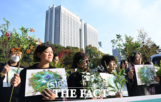 5·18 성폭력 피해자들의 모임 ‘열매’ 회원을 비롯한 참가자들이 7일 서울 서초구 서울중앙지방법원 앞에서 5·18 성폭력 피해자 첫 재판 관련 기자회견을 하며 피해 고인들을 기리며 묵념하고 있다.