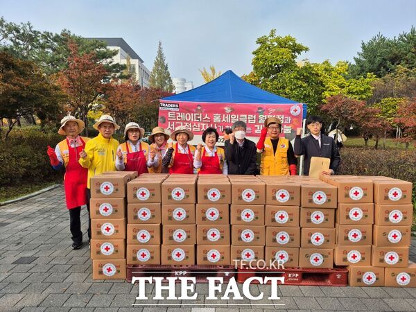 대전 서구 적십자봉사회가 11월 6일 샘머리공원에서 트레이더스 월평점의 후원으로 600만 원 상당 김치 140박스 담가 어려운 이웃을 위한 김장 나눔 행사를 진행했다. /대전 서구