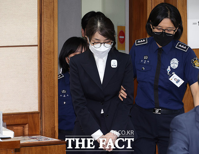 김 여사가 지난 9월 서울 서초구 서울중앙지방법원에서 열린 첫 재판에 출석하고 있다./사진공동취재단>