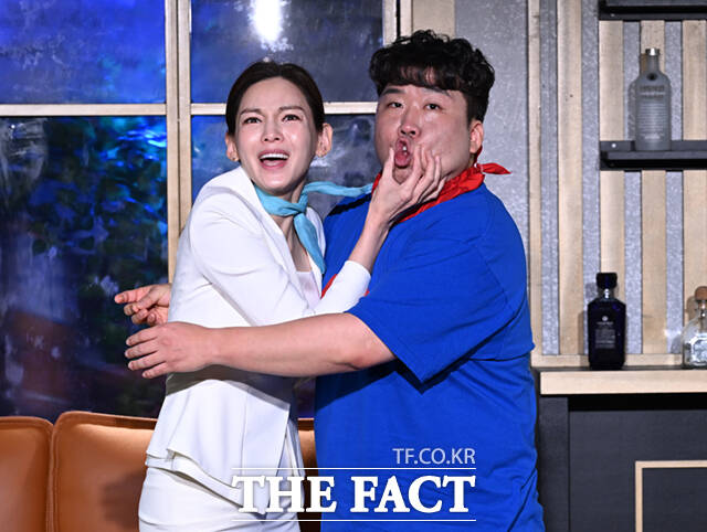 정가은(왼쪽)과 안상훈이 7일 서울 대학로 스타릿홀에서 열린 스페셜 보잉보잉 프레스콜에 참석해 무대를 선보이고 있다.