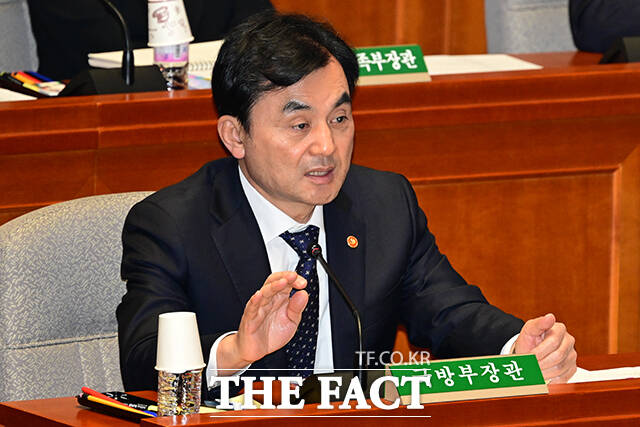 안규백 국방부 장관이 의원 질의에 답변하고 있다.