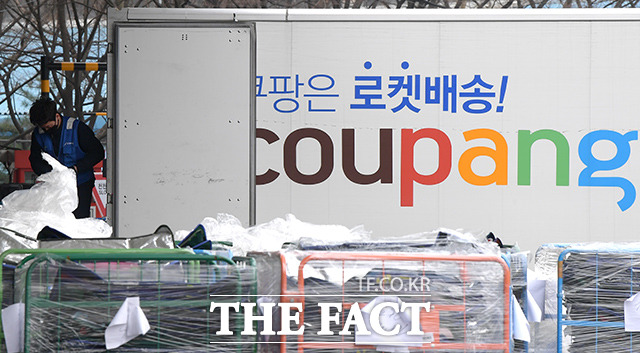 자정부터 새벽 5시까지 이뤄지는 새벽배송 제한을 두고 노동계와 정치권은 물론 시민들 사이에서도 찬반 논쟁이 격화되고 있다. 지난해 8월 14일 오전 서울 시내 한 쿠팡 배송 캠프에서 택배기사가 배송 준비 작업을 하고 있다. /더팩트DB