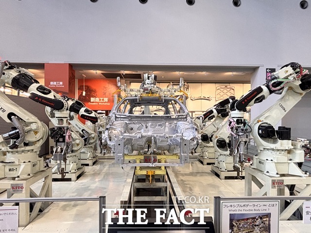 기념관 자동차관 마지막 구역에 설치된 차체 용접 로봇 전시. 실제 공장을 그대로 옮겨온 듯한 구조다. /황지향 기자