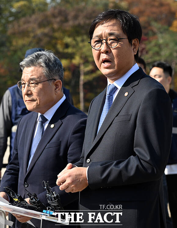 최휘영 문화체육관광부 장관(가운데)이 7일 오후 서울 종로구 종묘 정전 하월대에서 종묘 앞 개발 관련 대법원 판결에 대한 입장을 밝히고 있다. /임영무 기자