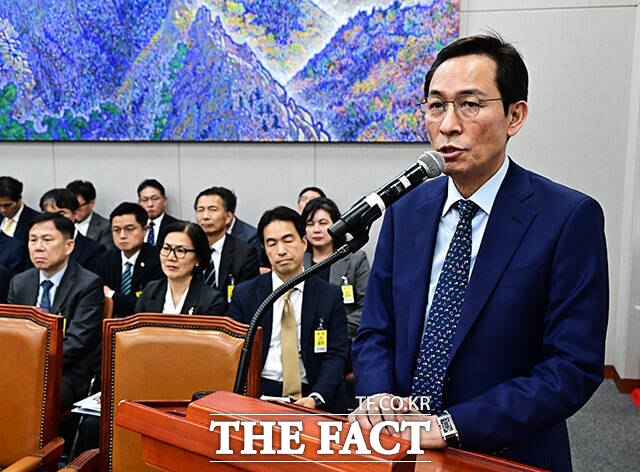 우상호 대통령실 정무수석이 6일 오후 여의도 국회 운영위원회에서 열린 대통령비서실 등에 대한 국정감사에 출석해 질의에 답변을 하고 있다. /배정한 기자