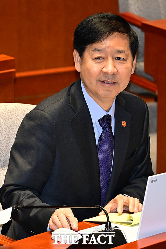 구윤철 경제부총리 겸 기획재정부 장관이 예산결산특별위원회 전체회의에 참석해 회의를 준비하고 있다.