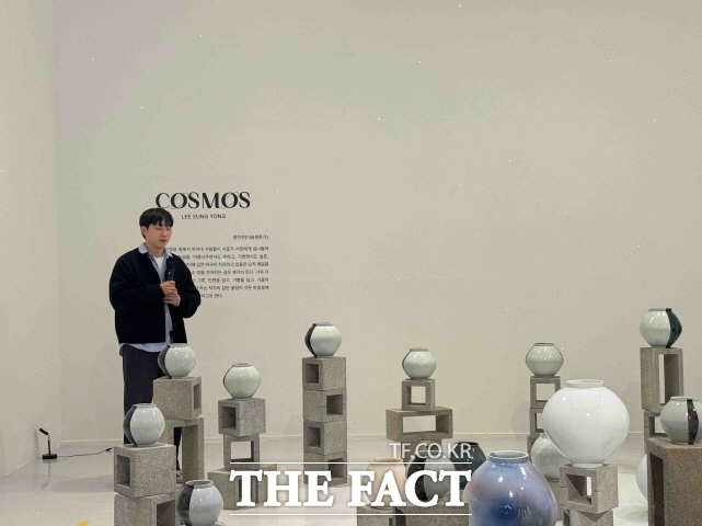 공주문화관광재단이 오는 16일까지 아트센터고마 전시실 1에서 2025 공주 차세대 작가전–COSMOS 이성용 전을 연다. /공주문화관광재단