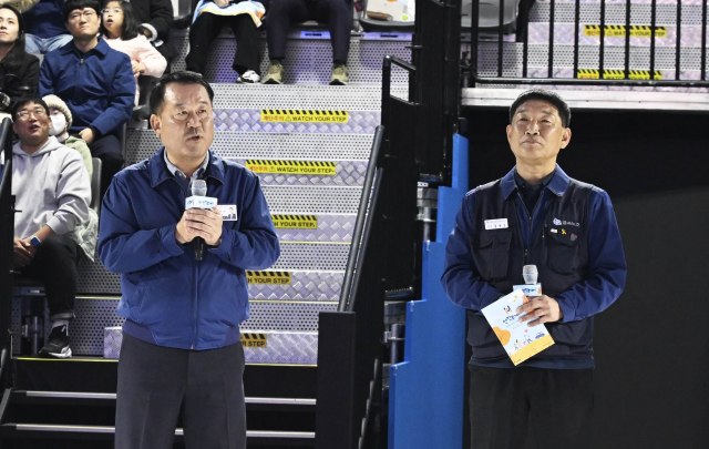 현대자동차는 5~6일 울산공장에서 임직원 참여형 안전문화 행사 H-안전투게더: 안전의 가치, 모두 다 같이를 개최했다. (왼쪽부터) 이동석 현대차 국내생산담당 및 최고안전책임자(CSO) 사장과 문용문 금속노조 현대차지부 지부장이 발언하는 모습. /현대차