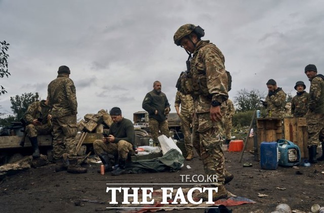 러시아-우크라이나 전쟁 장기화에 대한 우려가 커지자 유럽 국가들이 대비에 나섰다. 사진은 2022년 9월 13일(현지시간) 우크라이나 하르키우주 이지움에서 러시아 국기를 밟고 있는 모습. / 뉴시스