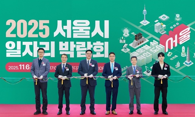 지난 6일 서울 동대문디자인플라자(DDP)에서 (왼쪽 두번째부터) 장무훈 한국산업기술진흥협회 상임이사, 이건홍 IBK기업은행 기업고객그룹장, 주용태 서울특별시 경제실장, 고영종 한국장학재단 상임이사 등이 협약식을 마치고 기념촬영을 하고 있는 모습. /IBK기업은행