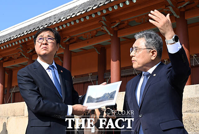 최휘영 문화체육관광부 장관(가운데)이 7일 오후 서울 종로구 종묘 정전 하월대에서 종묘 앞 개발 관련 대법원 판결에 대한 입장을 밝히고 있다. /임영무 기자