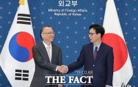 日 외무성 사무차관과 인사하는 박윤주 외교부 1차관 [포토]