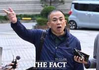 [현장FACT] 재판 출석해 녹취록 튼 명태균 씨, 미래한국연구소 운영 의혹 부인 (영상)