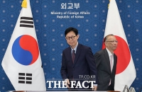  자리로 이동하는 박윤주 외교부 차관과 후나코시 다케히로 외무성 사무차관 [포토]