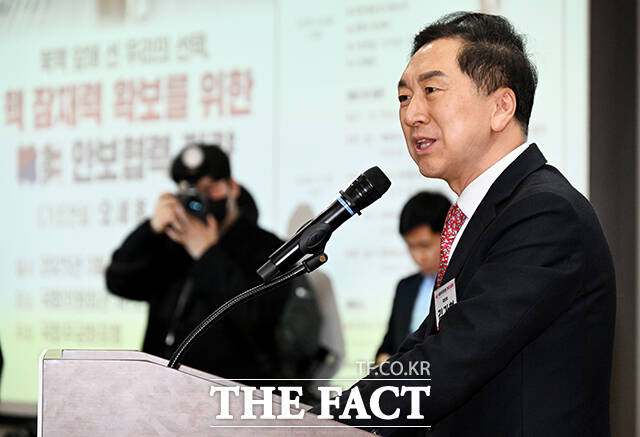 8일 김기현 국민의힘 의원은 2023년 3·8 전당대회에서 당대표로 당선된 후 자신의 아내가 당시 윤석열 대통령 부인 김건희 여사에게 고가의 가방을 건넸다는 의혹에 대해 사회적 예의 차원이라고 해명했다./더팩트 DB