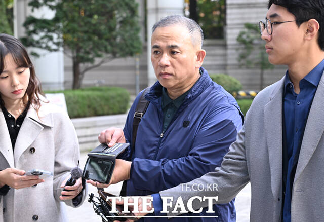 명태균 게이트 의혹의 핵심 인물인 명태균 씨가 7일 서울 서초구 서울중앙지방법원에서 열린 김건희 씨의 자본시장법 위반 등 혐의 속행 공판에 증인으로 출석하며 김태열 전 소장과 이른바 명태균 게이트 최초 폭로자인 강혜경 씨의 녹취록을 공개하고 있다. /이새롬 기자