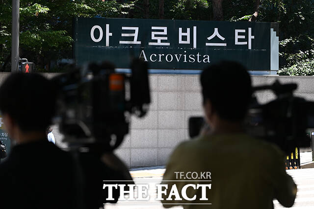 김건희 여사 연루 의혹을 수사하는 민중기 특별검사팀이 대통령실 관저 이전 공사 특혜 의혹과 관련해 윤석열 전 대통령 부부 사저를 압수수색하는 과정에서 디올(DIor) 제품 20여점을 확보한 것으로 확인됐다. /서예원 기자