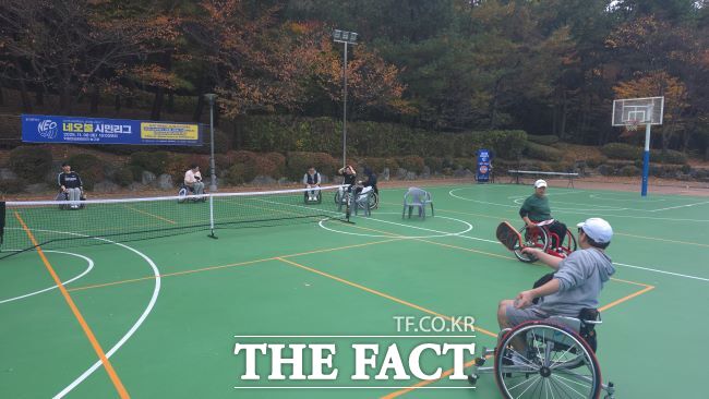 8일 화성시 동탄센트럴파크에서 열린 2025 화성시 네오볼 시민리그에서 장애인 참가 선수들이 피클볼 경기를 하고 있다. /이승호 기자