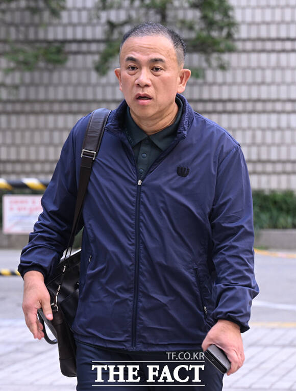 명 씨도 남색 점퍼 차림으로 이날 오전 9시13분 특검 건물에 도착했다. 명 씨는 보궐조사 전후로 몇 차례 만났나는 질문에 7차례고, 제 기억으로는 더 만났다고 했다. /이새롬 기자