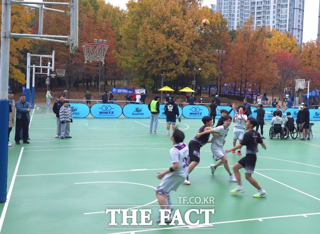 8일 화성시 동탄센트럴파크에서 열린 2025 화성시 네오볼 시민리그에서 3대3 농구대회가 열리고 있다. /이승호 기자
