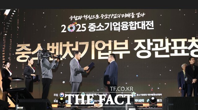 씨에프테크놀로지가 중소벤처기업부 장관 표창과 충남도지사 표창을 받았다. /충남TP