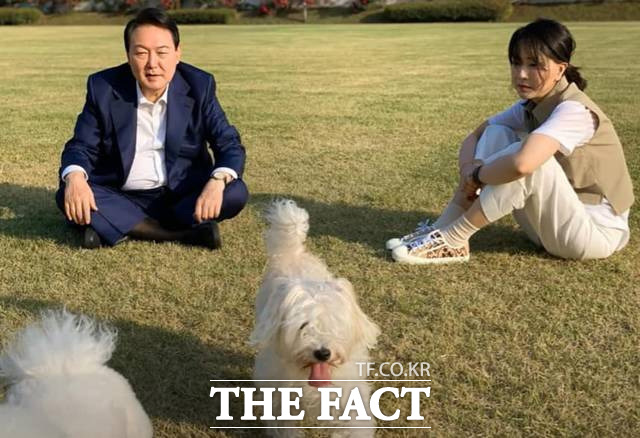 특검은 김 여사가 해당 물품을 수수했는지는 명확히 확인되지 않은 만큼 압수수색 영장에는 김 여사를 참고인 신분으로 적었다. 사진은 김 여사가 용산 대통령실 잔디밭에서 디올 제품으로 알려진 신발을 신고 반려견과 함께 하고 있는 모습. /페이스북 건희사랑 캡처