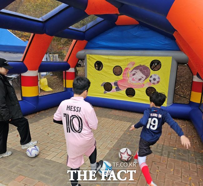 8일 화성시 동탄센트럴파크에서 열린 2025 화성시 네오볼 시민리그에 마련된 부대행사장에서 아이들이 축구놀시설을 즐기고 있다. /이승호 기자
