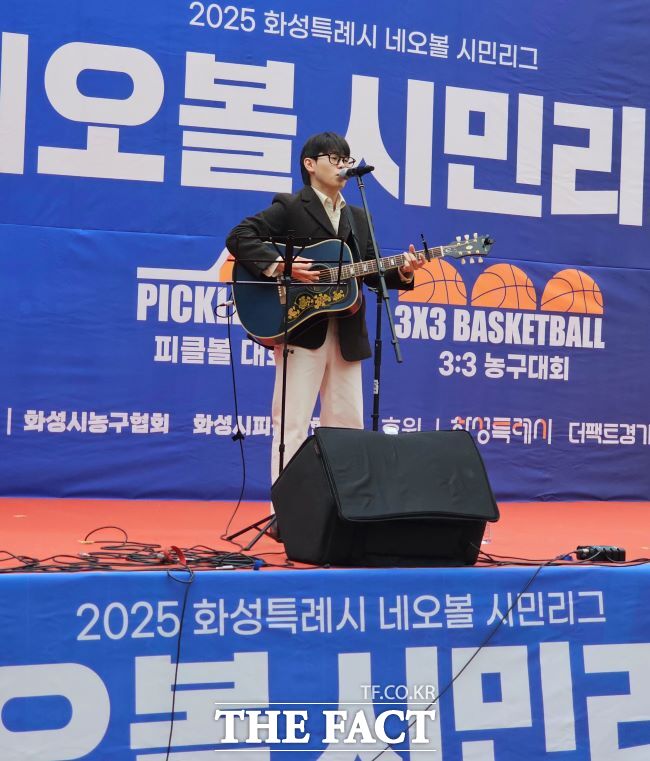 8일 화성시 동탄센트럴파크에서 2025 화성시 네오볼 시민리그 축하 공연이 펼쳐지고 있다. /이승호 기자