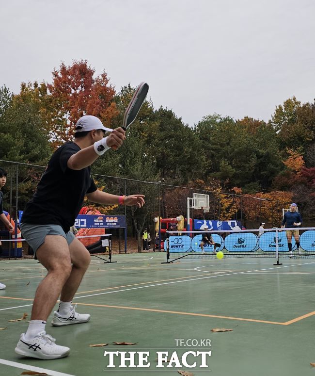 8일 화성시 동탄센트럴파크에서 열린 2025 화성시 네오볼 시민리그에서 참가 선수들이 경기하고 있다. /이승호 기자