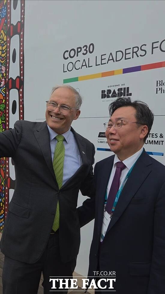 지난 1~8일까지 언더2 연합 아시아 ·태평양 의장으로서 브라질 리우데자네이루에서 열린 COP30 지역 리더 포럼(COP30 Local Leaders Forum)에 참가한 김영명 충남도 환경산림국장(오른쪽)이 제이인슬리 워싱턴 주지사와 기념촬영을 하고 있다. /충남도