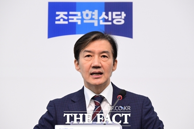 조국 전 조국혁신당 비상대책위원장이 9일 당대표 선거 출마 영상을 공개하며 본격적 선거 운동에 돌입했다. 영상에는 기회가 평등한 나라, 누구나 행복한 사회권 선진국, 모두를 위한 성장 등을 비전으로 담았다./ 더팩트DB