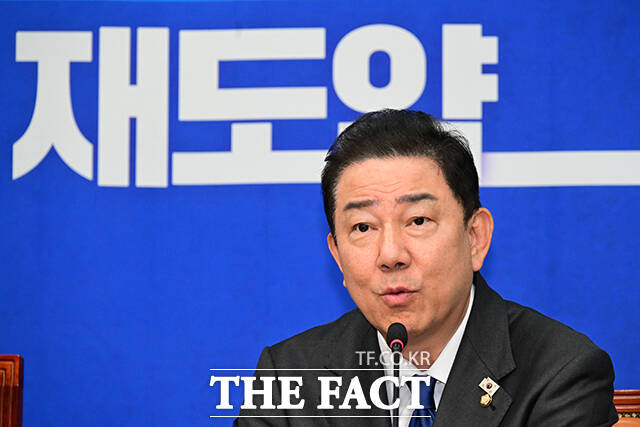 김병기 더불어민주당 원내대표는 9일 검찰의 대장동 개발 비리 의혹 항소 포기 결정과 관련해 검찰 내부에서 반발이 일자 심우정 전 검찰총장이 윤석열 전 대통령 구속 취소에 즉시항고 하지 않은 것에는 한마디도 하지 않았다라고 비판했다. /남윤호 기자