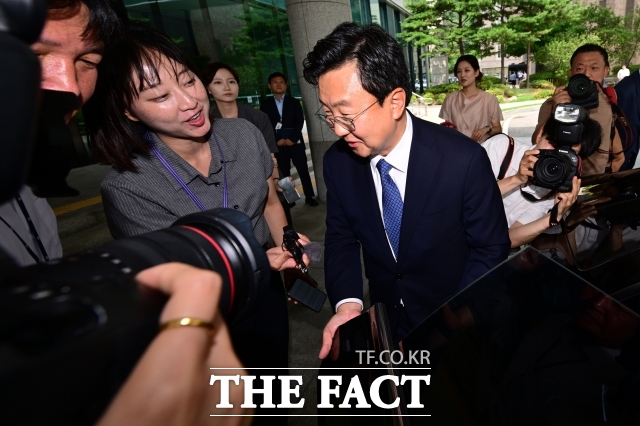 [더팩트ㅣ남윤호 기자] 정진우 신임 서울중앙지검장이 지난7일 4일 오후 서울 서초구 서울 서초구 서울고등검찰청 청사를 나서며 취재진의 질문을 받고 있다. /더팩트DB
